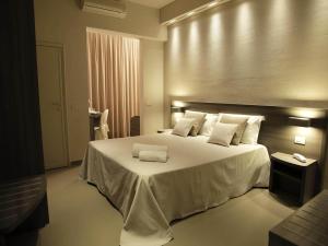 A bed or beds in a room at Hotel Crystal