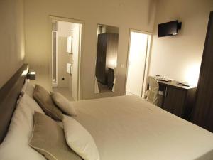 A television and/or entertainment centre at Hotel Crystal
