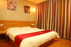 Habitación de hotel con cama con manta roja en Thank Inn Chain Hotel Jiangxi Yichun Fengxin East Fengchuan Road Huangni Lane, en Fengxin