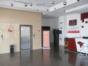 una habitación con una puerta en el medio de un edificio en Thank Inn Chain Hotel Shandong Binzhou Bus Station en Binzhou