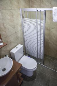 クィチュックユにあるHunnap Hanのバスルーム(トイレ、洗面台、シャワー付)