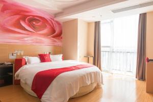 Thank Inn Plus Hotel Sichuan Neijiang Hongxing Red Star Macalline في Neijiang: غرفة نوم بسرير كبير عليها لوحة على الحائط