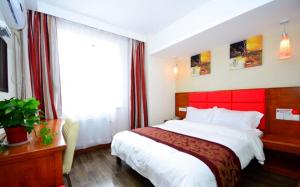 um quarto com uma cama grande e uma cabeceira vermelha em Thank Inn Chain Hotel Jiangsu Xuzhou South Zhongshan Road Shopping Mall em Xuzhou