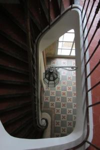 ユゼスにあるAu Gré Du Voyageの建物内の大口から見える階段