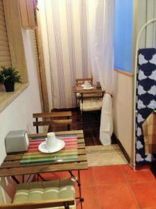 バーリにあるB&B Piccinni 191のテーブルとデスク2台が備わる小さな客室です。