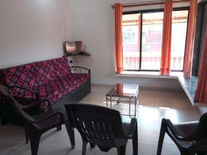 - un salon avec un canapé, des chaises et une table dans l'établissement Nivaant, à Dapoli