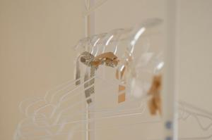 Un grupo de corbatas están colgando en un armario en La Nicchia - Serena Tuscany Homes, en Cortona 18 fotos más