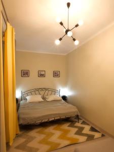 - une chambre avec un lit et un ventilateur de plafond dans l'établissement Beach Apartment I Plażowy Happy Hours, à Sopot
