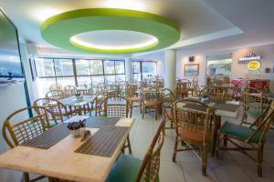 Um restaurante ou outro lugar para comer em VOA Ambassador Flat