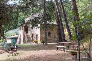 a stone house with a picnic table in front of it at Agriturismo Podere San Pietro in Montepulciano