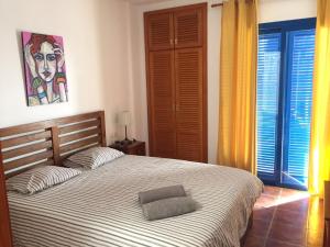 プラヤ・ブランカにあるVilla Rubicon Playaのベッドルーム1室(枕付)