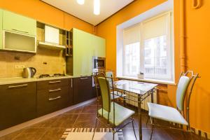 Kuchyňa alebo kuchynka v ubytovaní 1-room apartments Kiev city center