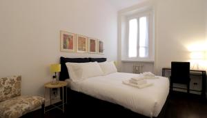 ミラノにあるItalianway-Vanvitelliのベッドルーム(白いベッド1台、椅子付)