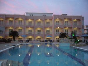 Bazén v ubytovaní Rhodian Rose Hotel alebo v jeho blízkosti