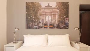 ミラノにあるItalianway-Del Torchio 4のベッドルーム1室(壁に絵画が描かれたベッド1台付)