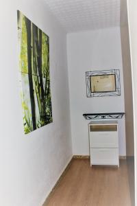 a kitchen with a stove and a painting on the wall at Apartamento a 5 min de la playa y el centro in Almería