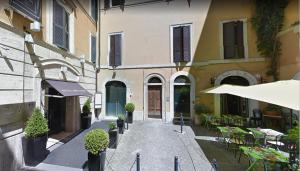 ローマにあるRhome Apartments Leoninaのテーブルと椅子のある路地