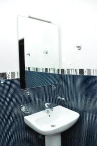 un baño con lavabo y espejo en Coolborn Apartment, en Nuwara Eliya 48 fotos más
