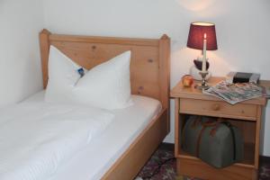 Un pat sau paturi într-o cameră la Hotel Bannwaldsee