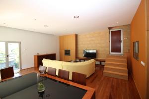 ein Wohnzimmer mit einem Sofa und einem Tisch in der Unterkunft Casa de Paredes Secas in Amares