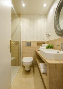 カンダンチュにあるHotel Tobazoのバスルーム(トイレ、洗面台、シャワー付)