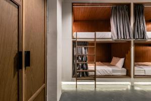 Poschodová posteľ alebo postele v izbe v ubytovaní Once Again Hostel