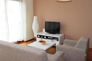 a living room with a couch and a tv at Apartament Trzynastka in Świnoujście