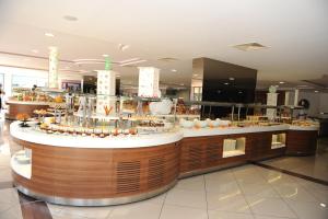Un restaurante con un mostrador con comida. en Green Nature Resort and Spa, en Marmaris