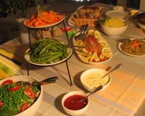 una mesa con muchos platos de comida. en Nukula Guestrooms, en Oravasaari