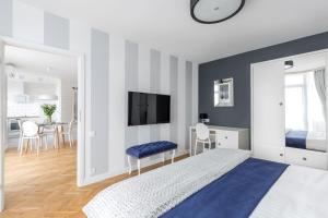 1 dormitorio con cama, espejo y mesa en GLAM APARTMENTS city center, en Varsovia