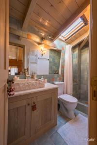 a bathroom with a tub and a toilet and a sink at Kallisto Mountain House II in Arachova