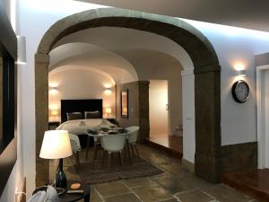 リスボンにあるGarcia Loft - Exquisite Spotのダイニングルーム(テーブル、壁掛け時計付)