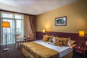Llit o llits en una habitació de Hotel Kapitany Wellness