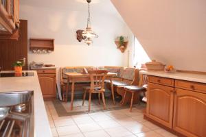 eine Küche mit einem Tisch und einem Esszimmer in der Unterkunft Ferienwohnung Neumair in Undeloh
