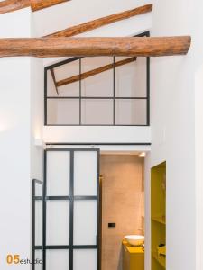 Habitación con puerta de cristal y baño. en Azotea de la Catedral, en Toledo