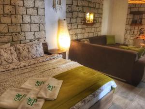 Postel nebo postele na pokoji v ubytování ZEVKLİLER ALAÇATI boutique hotel & fine dining