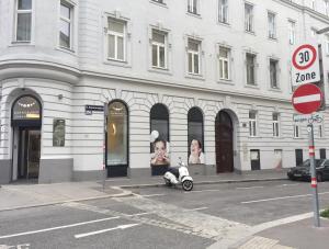 ein Gebäude mit einem Roller, der davor geparkt ist in der Unterkunft Vienna Midtown Apartment in Wien