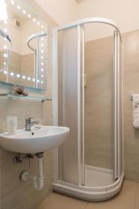 Koupelna v ubytování Hotel La Perla Rimini + 37 fotografií