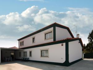 uma casa branca com uma garagem a preto e branco em Paradise Valley House em São Martinho do Porto