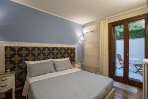 マティーノにあるAl KamarTajのベッドルーム(ベッド1台付)、バルコニーが備わります。
