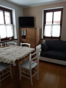 克拉尼斯卡戈拉Nigritella的客厅里有一张桌子和一张沙发