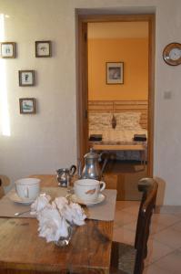 una mesa con dos tazones y un hervidor de agua. en Le Domaine, en Les Iffs