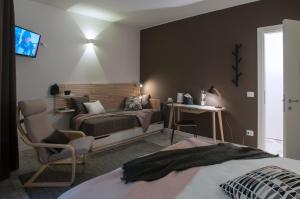 ティラーノにあるRelais Merizziのベッドルーム1室(ベッド1台、椅子、テーブル付)