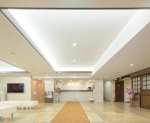 a large lobby with a large skylight in the ceiling at Shimizu City Hotel in Shizuoka