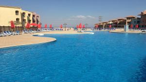 The swimming pool at or close to Studio chalet Porto South Beach families