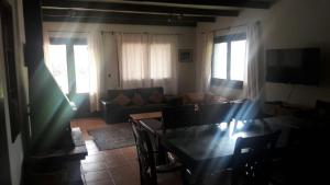sala de estar con mesa y sofá en La Romeria, en Punta del Este
