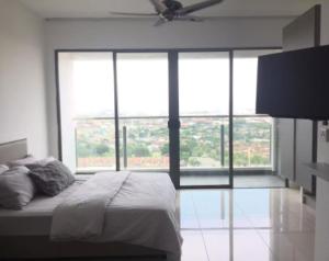 Kampong Sungai Ramal DalamにあるDamaye Evo Soho Suites in Central Bangiのベッドルーム1室(ベッド1台、大きな窓付)