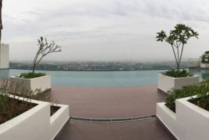 Kampong Sungai Ramal DalamにあるDamaye Evo Soho Suites in Central Bangiの水の景色を望む部屋