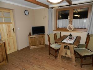 Μια τηλεόραση ή/και κέντρο ψυχαγωγίας στο Apartamenty Na Polanie
