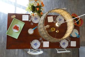 una mesa de madera con un plato de comida. en Cascina Arcangelo Raffaele en Verduno